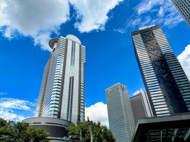 Shinjuku gökdelenleri, mavi gökyüzü ve beyaz bulutlar, gündüz vakti