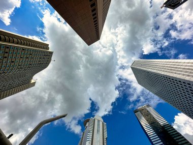 Shinjuku gökdelenleri, mavi gökyüzü ve beyaz bulutlar, gündüz vakti