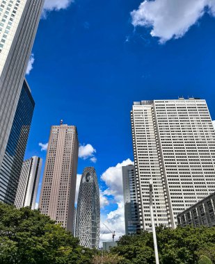 Shinjuku gökdelenleri, mavi gökyüzü ve beyaz bulutlar, gündüz vakti