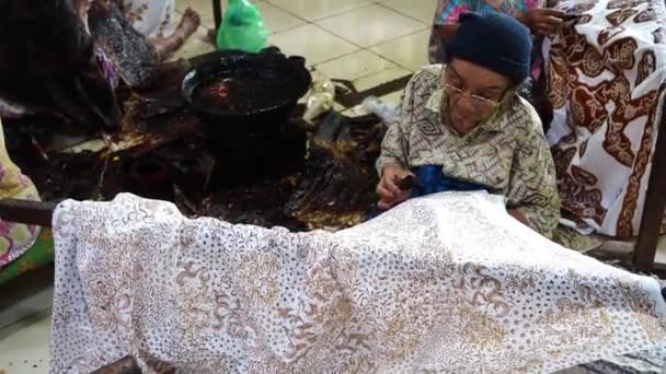 2018 Close Hand Painting Batik Fabric Lasem Central Java Indonesia — 비디오