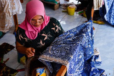 Batik 'in resim süreci Lasem, Central Java, Endonezya' da. 5 Kasım 2022