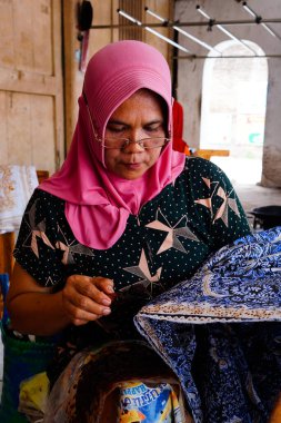 Batik 'in resim süreci Lasem, Central Java, Endonezya' da. 5 Kasım 2022