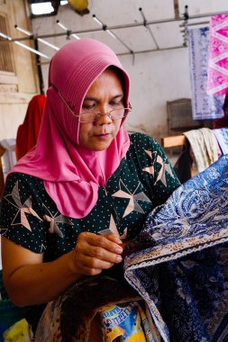 Batik 'in resim süreci Lasem, Central Java, Endonezya' da. 5 Kasım 2022