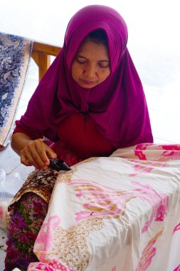 Batik 'in resim süreci Lasem, Central Java, Endonezya' da. 5 Kasım 2022
