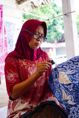 Batik 'in resim süreci Lasem, Central Java, Endonezya' da. 5 Kasım 2022