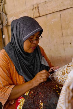 Batik 'in resim süreci Lasem, Central Java, Endonezya' da. 5 Kasım 2022
