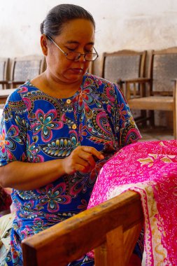 Batik 'in resim süreci Lasem, Central Java, Endonezya' da. 5 Kasım 2022