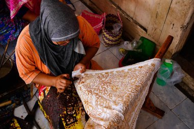 Batik 'in resim süreci Lasem, Central Java, Endonezya' da. 5 Kasım 2022