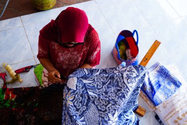 Batik 'in resim süreci Lasem, Central Java, Endonezya' da. 5 Kasım 2022