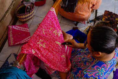 Batik 'in resim süreci Lasem, Central Java, Endonezya' da. 5 Kasım 2022