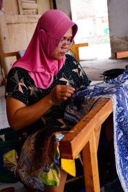 Batik 'in resim süreci Lasem, Central Java, Endonezya' da. 5 Kasım 2022