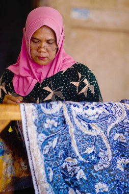 Batik 'in resim süreci Lasem, Central Java, Endonezya' da. 5 Kasım 2022