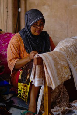 Batik 'in resim süreci Lasem, Central Java, Endonezya' da. 5 Kasım 2022