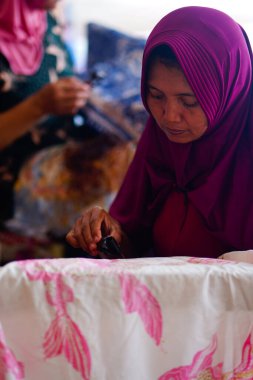 Batik 'in resim süreci Lasem, Central Java, Endonezya' da. 5 Kasım 2022