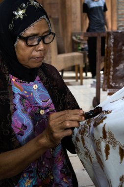 Batik 'in resim süreci Lasem, Central Java, Endonezya' da. 5 Kasım 2022