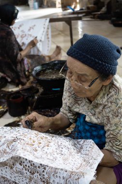 Batik 'in resim süreci Lasem, Central Java, Endonezya' da. 5 Kasım 2022