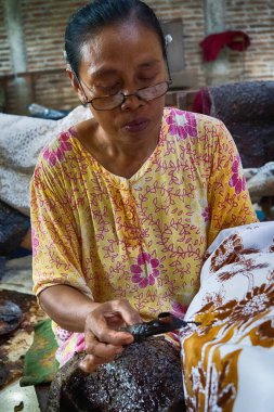 Batik 'in resim süreci Lasem, Central Java, Endonezya' da. 5 Kasım 2022