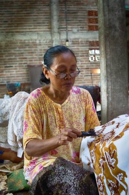 Batik 'in resim süreci Lasem, Central Java, Endonezya' da. 5 Kasım 2022