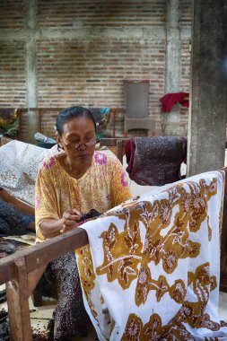 Batik 'in resim süreci Lasem, Central Java, Endonezya' da. 5 Kasım 2022