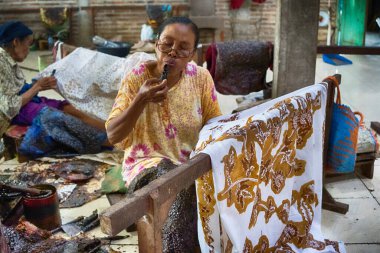 Batik 'in resim süreci Lasem, Central Java, Endonezya' da. 5 Kasım 2022