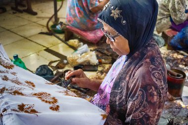 Batik 'in resim süreci Lasem, Central Java, Endonezya' da. 5 Kasım 2022