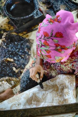 Batik 'in resim süreci Lasem, Central Java, Endonezya' da. 5 Kasım 2022