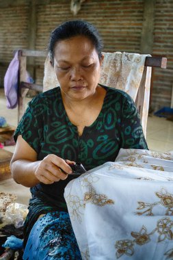 Batik 'in resim süreci Lasem, Central Java, Endonezya' da. 5 Kasım 2022