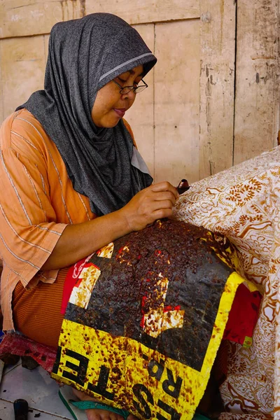 Batik 'in resim süreci Lasem, Central Java, Endonezya' da. 5 Kasım 2022