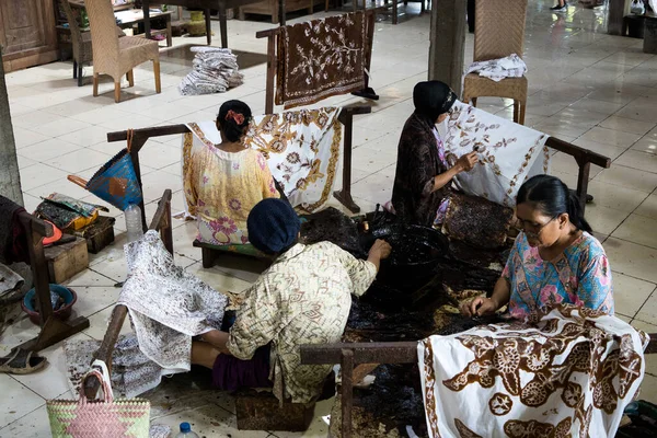 Batik 'in resim süreci Lasem, Central Java, Endonezya' da. 5 Kasım 2022