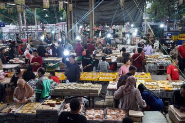 13 Kasım 2022. Sabah erkenden kek pazarı. Pasar Senen, Merkez Jakarta, Endonezya. Sokak Fotoğrafları