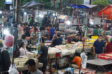 13 Kasım 2022. Sabah erkenden kek pazarı. Pasar Senen, Merkez Jakarta, Endonezya. Sokak Fotoğrafları