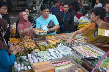 13 Kasım 2022. Sabah erkenden kek pazarı. Pasar Senen, Merkez Jakarta, Endonezya. Sokak Fotoğrafları