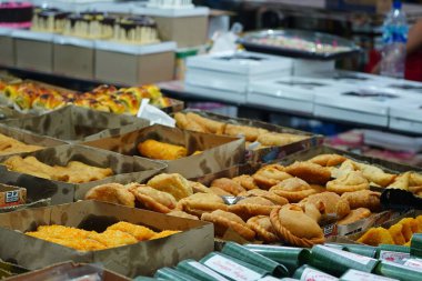 Jakarta, Endonezya 'da sokak pazarında satılan keklerin sokak fotoğrafları