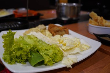 Pişmeden önce tabağa doldurulmuş sebzeler