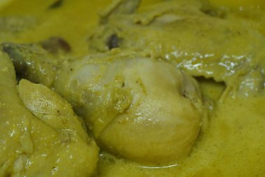 Endonezya 'nın geleneksel yemekleri Opor Ayam' a yakın. Kurban Bayramı 'nı ve Kurban Bayramı' nı kutlamak için..