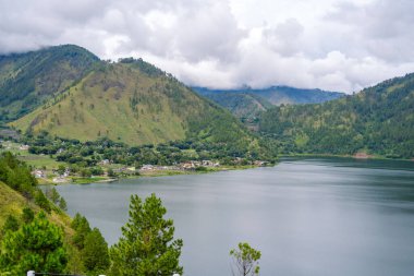 Kuzey Sumatra, Endonezya 'daki Samosir' den Toba Gölü manzarası dağ ve gökyüzüne karşı