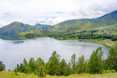 Kuzey Sumatra, Endonezya 'daki Samosir' den Toba Gölü manzarası dağ ve gökyüzüne karşı