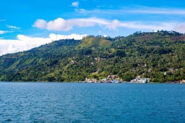 Kuzey Sumatra, Endonezya 'daki Samosir' den Toba Gölü manzarası dağ ve gökyüzüne karşı