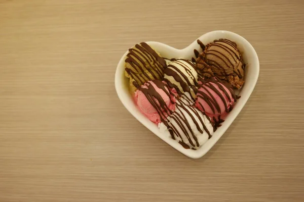 Heart Shape Ice Cream Scoops Served Heart Shape Plate — Stock Photo, Image
