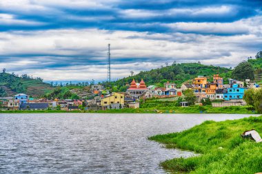 Telaga Cebong ya da Cebong gölü manzaralı Dieng Platosu 'nda sabahın erken saatlerinde mavi gökyüzü ile. Peyzaj