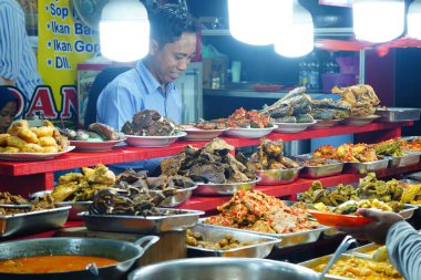 13 Kasım 2022. Padangnese Nasi kapau Jakarta sokak yemeği. Endonezya 'da. Sokak Fotoğrafı