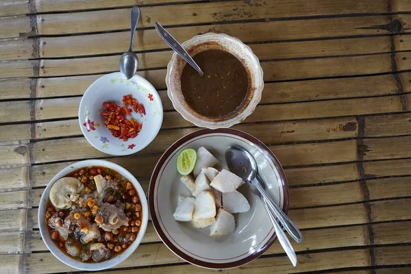 写真はインドネシアのバンコク マドゥラのソトジェロンかカウオフスープ トップ表示 — ストック写真