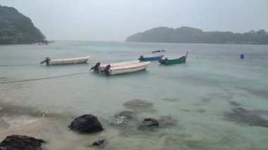 Yaz boyunca Sabang, Aceh, Endonezya 'da kayalık sahillere demirlemiş tekneler.