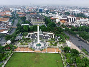 20 Kasım 2022. Tugu Pahlawan Anıtı ile Surabaya şehrinin havadan görünüşü