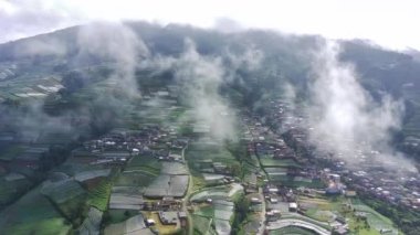 Endonezya 'nın Magelang kentindeki Butuh köyünün hava görüntüsü sisli sabahlarda Nepal Van Java olarak da bilinir.