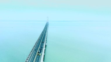 21 Kasım 2022. Surabaya, Endonezya 'daki sisli öğleden sonra Suramadu köprüsünün hava manzarası