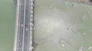 Suramadu, Surabaya, Endonezya 'da tekneli deniz kenti manzarası.