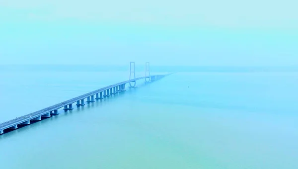 Kasım 2022 Surabaya Endonezya Daki Sisli Öğleden Sonra Suramadu Köprüsünün — Stok fotoğraf