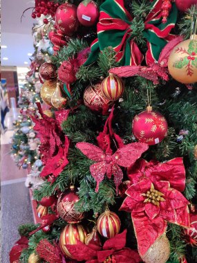 Noel ağacındaki Noel süslerini kapatın. Tam çerçeve dağıtıldı