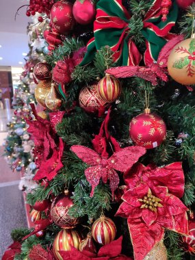 Noel ağacındaki Noel süslerini kapatın. Tam çerçeve dağıtıldı